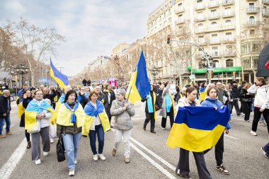 Ukrayna 'da 3 yıl süren savaşın onuruna Katalonya sokaklarında posterleri ve bayrakları olan Ukrayna gösterileri. Ukraynalıların Barselona 'daki mitingi 23.02.2025