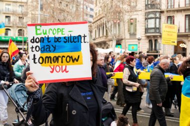 Ukrayna 'da 3 yıl süren savaşın onuruna Katalonya sokaklarında posterleri ve bayrakları olan Ukrayna gösterileri. Ukraynalıların Barselona 'daki mitingi 23.02.2025