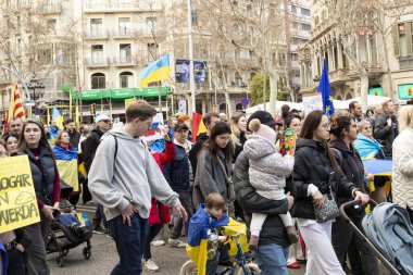 Ukrayna 'da 3 yıl süren savaşın onuruna Katalonya sokaklarında posterleri ve bayrakları olan Ukrayna gösterileri. Ukraynalıların Barselona 'daki mitingi 23.02.2025