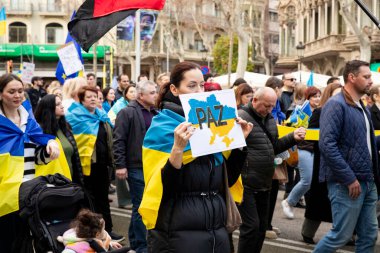 Ukrayna 'da 3 yıl süren savaşın onuruna Katalonya sokaklarında posterleri ve bayrakları olan Ukrayna gösterileri. Ukraynalıların Barselona 'daki mitingi 23.02.2025