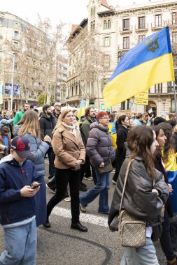 Ukrayna 'da 3 yıl süren savaşın onuruna Katalonya sokaklarında posterleri ve bayrakları olan Ukrayna gösterileri. Ukraynalıların Barselona 'daki mitingi 23.02.2025