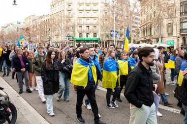 Ukrayna 'da 3 yıl süren savaşın onuruna Katalonya sokaklarında posterleri ve bayrakları olan Ukrayna gösterileri. Ukraynalıların Barselona 'daki mitingi 23.02.2025