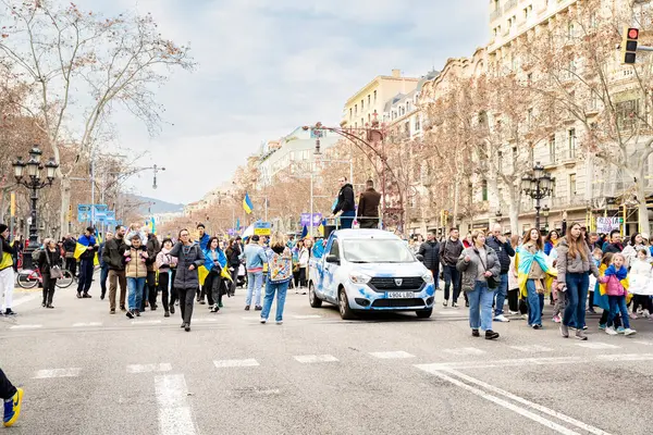 Ukrayna 'da 3 yıl süren savaşın onuruna Katalonya sokaklarında posterleri ve bayrakları olan Ukrayna gösterileri. Ukraynalıların Barselona 'daki mitingi 23.02.2025