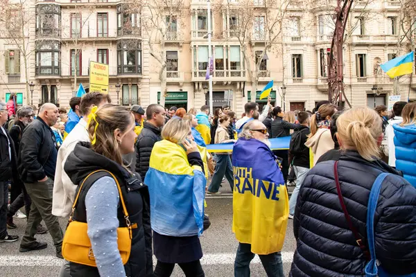 Ukrayna 'da 3 yıl süren savaşın onuruna Katalonya sokaklarında posterleri ve bayrakları olan Ukrayna gösterileri. Ukraynalıların Barselona 'daki mitingi 23.02.2025