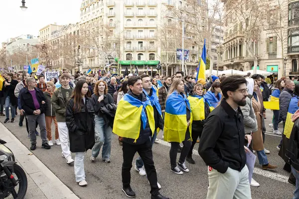 Ukrayna 'da 3 yıl süren savaşın onuruna Katalonya sokaklarında posterleri ve bayrakları olan Ukrayna gösterileri. Ukraynalıların Barselona 'daki mitingi 23.02.2025