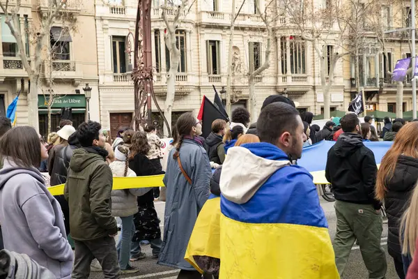 Ukrayna 'da 3 yıl süren savaşın onuruna Katalonya sokaklarında posterleri ve bayrakları olan Ukrayna gösterileri. Ukraynalıların Barselona 'daki mitingi 23.02.2025