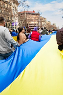 Ukrayna 'da 3 yıl süren savaşın onuruna Plaza Catalunya' da pankart ve bayraklarla yapılan Ukrayna gösterileri. Ukraynalıların Barselona 'daki mitingi 23.02.2025
