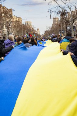 Ukrayna 'da 3 yıl süren savaşın onuruna Plaza Catalunya' da pankart ve bayraklarla yapılan Ukrayna gösterileri. Ukraynalıların Barselona 'daki mitingi 23.02.2025