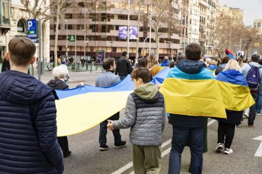 Ukraynalılarla birlikte Avrupalılar ve diğer uluslar Ukrayna 'nın mitingine ulusal sembollerle destek verdiler. Rusya 'nın Ukrayna' yla üç yıllık savaşı. İspanya Barselona 23.02.2025