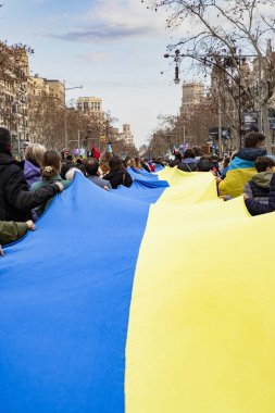 Ukrayna 'da 3 yıl süren savaşın onuruna Plaza Catalunya' da pankart ve bayraklarla yapılan Ukrayna gösterileri. Ukraynalıların Barselona 'daki mitingi 23.02.2025