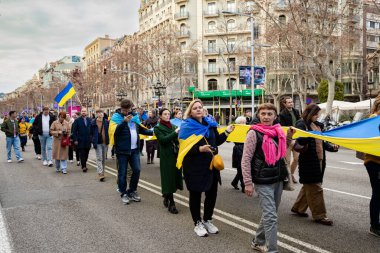 Ukraynalılarla birlikte Avrupalılar ve diğer uluslar Ukrayna 'nın mitingine ulusal sembollerle destek verdiler. Rusya 'nın Ukrayna' yla üç yıllık savaşı. İspanya Barselona 23.02.2025