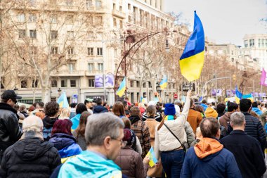 Ukraynalılarla birlikte Avrupalılar ve diğer uluslar Ukrayna 'nın mitingine ulusal sembollerle destek verdiler. Rusya 'nın Ukrayna' yla üç yıllık savaşı. İspanya Barselona 23.02.2025