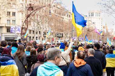 Ukrayna 'da 3 yıl süren savaşın onuruna Plaza Catalunya' da pankart ve bayraklarla yapılan Ukrayna gösterileri. Ukraynalıların Barselona 'daki mitingi 23.02.2025