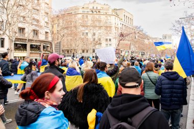 Ukrayna 'da 3 yıl süren savaşın onuruna Plaza Catalunya' da pankart ve bayraklarla yapılan Ukrayna gösterileri. Ukraynalıların Barselona 'daki mitingi 23.02.2025