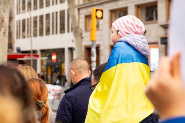 Ukrayna 'da 3 yıl süren savaşın onuruna Plaza Catalunya' da pankart ve bayraklarla yapılan Ukrayna gösterileri. Ukraynalıların Barselona 'daki mitingi 23.02.2025