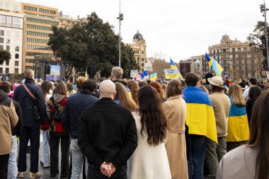 Ukrayna 'da 3 yıl süren savaşın onuruna Plaza Catalunya' da pankart ve bayraklarla yapılan Ukrayna gösterileri. Ukraynalıların Barselona 'daki mitingi 23.02.2025
