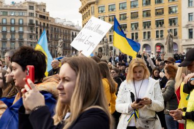 Ukrayna 'da 3 yıl süren savaşın onuruna Plaza Catalunya' da pankart ve bayraklarla yapılan Ukrayna gösterileri. Ukraynalıların Barselona 'daki mitingi 23.02.2025