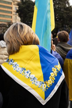  Ukrayna bayrağı renginde eşarp. Ukraynalılarla birlikte Avrupalılar, Ukrayna 'nın ulusal sembollü mitingine destek veriyorlar. Rusya ve Ukrayna arasındaki üç yıllık savaş. İspanya Barselona 23.02.2025