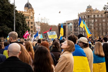 Ukrayna 'da 3 yıl süren savaşın onuruna Plaza Catalunya' da pankart ve bayraklarla yapılan Ukrayna gösterileri. Ukraynalıların Barselona 'daki mitingi 23.02.2025