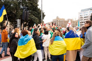 Ukrayna 'da 3 yıl süren savaşın onuruna Plaza Catalunya' da pankart ve bayraklarla yapılan Ukrayna gösterileri. Ukraynalıların Barselona 'daki mitingi 23.02.2025