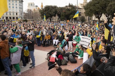 Ukrayna 'da 3 yıl süren savaşın onuruna Plaza Catalunya' da pankart ve bayraklarla yapılan Ukrayna gösterileri. Ukraynalıların Barselona 'daki mitingi 23.02.2025