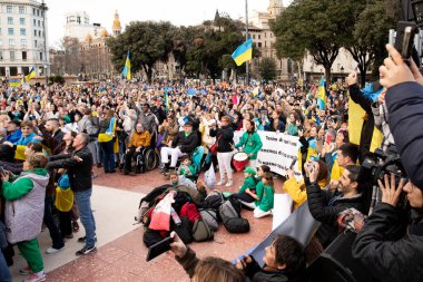 Ukrayna 'da 3 yıl süren savaşın onuruna Plaza Catalunya' da pankart ve bayraklarla yapılan Ukrayna gösterileri. Ukraynalıların Barselona 'daki mitingi 23.02.2025