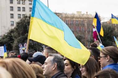 Ukrayna 'da 3 yıl süren savaşın onuruna Plaza Catalunya' da pankart ve bayraklarla yapılan Ukrayna gösterileri. Ukraynalıların Barselona 'daki mitingi 23.02.2025