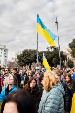 Ukrayna 'da 3 yıl süren savaşın onuruna Plaza Catalunya' da pankart ve bayraklarla yapılan Ukrayna gösterileri. Ukraynalıların Barselona 'daki mitingi 23.02.2025