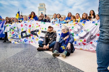 Ukrayna 'da 3 yıl süren savaşın onuruna Plaza Catalunya' da pankart ve bayraklarla yapılan Ukrayna gösterileri. Ukraynalıların Barselona 'daki mitingi 23.02.2025