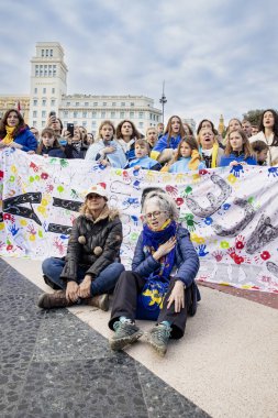 Ukrayna 'da 3 yıl süren savaşın onuruna Plaza Catalunya' da pankart ve bayraklarla yapılan Ukrayna gösterileri. Ukraynalıların Barselona 'daki mitingi 23.02.2025