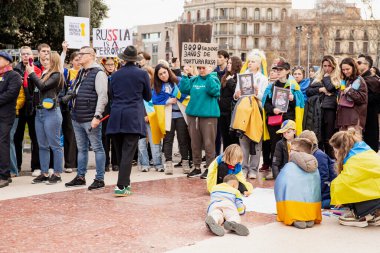 Ukrayna 'da 3 yıl süren savaşın onuruna Plaza Catalunya' da pankart ve bayraklarla yapılan Ukrayna gösterileri. Ukraynalıların Barselona 'daki mitingi 23.02.2025