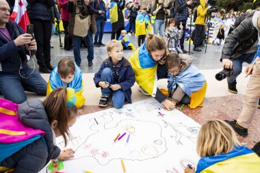 Ukraynalılarla birlikte Avrupalılar ve diğer uluslar Ukrayna 'nın mitingine ulusal sembollerle destek verdiler. Rusya 'nın Ukrayna' yla üç yıllık savaşı. İspanya Barselona 23.02.2025