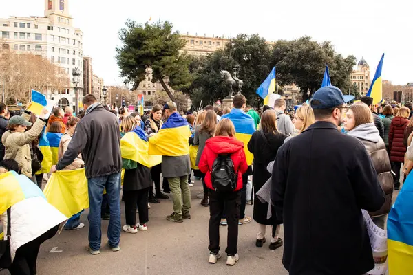 Ukrayna 'da 3 yıl süren savaşın onuruna Plaza Catalunya' da pankart ve bayraklarla yapılan Ukrayna gösterileri. Ukraynalıların Barselona 'daki mitingi 23.02.2025