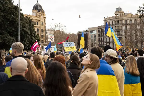 Ukrayna 'da 3 yıl süren savaşın onuruna Plaza Catalunya' da pankart ve bayraklarla yapılan Ukrayna gösterileri. Ukraynalıların Barselona 'daki mitingi 23.02.2025