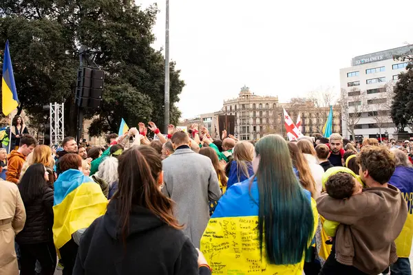 Ukrayna 'da 3 yıl süren savaşın onuruna Plaza Catalunya' da pankart ve bayraklarla yapılan Ukrayna gösterileri. Ukraynalıların Barselona 'daki mitingi 23.02.2025