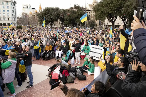 Ukrayna 'da 3 yıl süren savaşın onuruna Plaza Catalunya' da pankart ve bayraklarla yapılan Ukrayna gösterileri. Ukraynalıların Barselona 'daki mitingi 23.02.2025