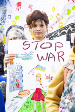 Posterli bir çocuk savaşı durdurdu. Rusya 'nın Ukrayna' yla olan üç yıllık savaşı şerefine toplanın. İspanya Barselona 23.02.2025