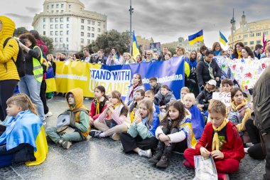 Ukrayna 'da 3 yıl süren Ukrayna savaşı onuruna Plaza Catalunya' da yapılan gösteri. Ukraynalıların Barselona 'daki mitingi 23.02.2025