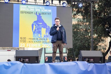 Ukrayna 'da 3 yıl süren Ukrayna savaşı onuruna Plaza Catalunya' da yapılan gösteri. Ukraynalıların Barselona 'daki mitingi 23.02.2025