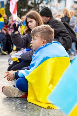 Savaşın çocukları. Rusya 'nın Ukrayna' yla olan üç yıllık savaşı şerefine toplanın. İspanya Barselona 23.02.2025