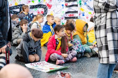 Savaşın çocukları. Rusya 'nın Ukrayna' yla olan üç yıllık savaşı şerefine toplanın. İspanya Barselona 23.02.2025