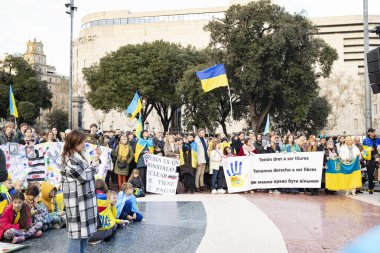Ukrayna 'da 3 yıl süren Ukrayna savaşı onuruna Plaza Catalunya' da yapılan gösteri. Ukraynalıların Barselona 'daki mitingi 23.02.2025