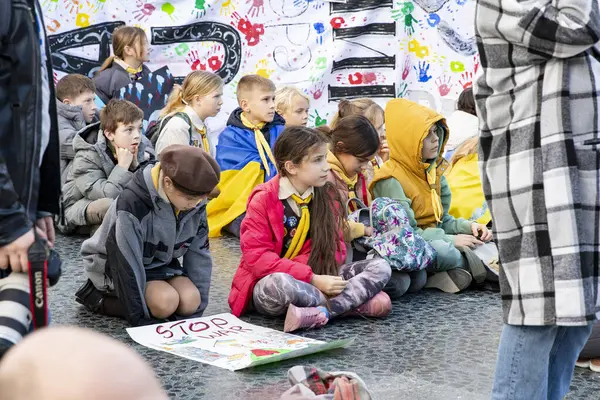 Savaşın çocukları. Rusya 'nın Ukrayna' yla olan üç yıllık savaşı şerefine toplanın. İspanya Barselona 23.02.2025