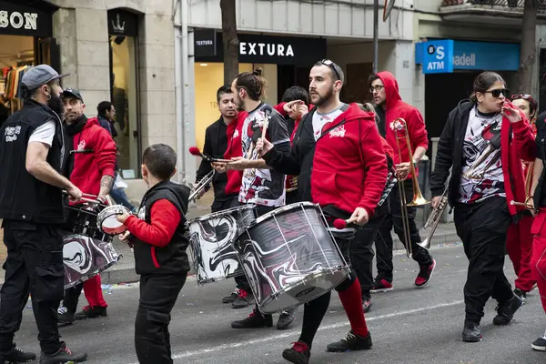 Davullu Sant Mdir sanatçılarının geçit töreni. İspanya, Barselona 03.03.2025
