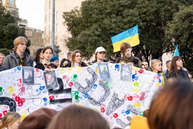 Ukrayna 'da 3 yıl süren savaşın onuruna Katalonya meydanlarında posterler ve bayraklarla Avrupa' da yapılan Ukrayna gösterileri. Barselona 'da Ukrayna mitingi 23.02.2025