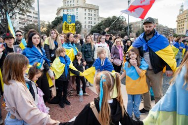 Ukrayna 'da 3 yıl süren savaşın onuruna Katalonya meydanlarında posterler ve bayraklarla Avrupa' da yapılan Ukrayna gösterileri. Barselona 'da Ukrayna mitingi 23.02.2025