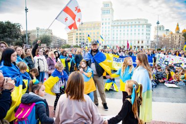 Ukrayna 'da 3 yıl süren savaşın onuruna Katalonya meydanlarında posterler ve bayraklarla Avrupa' da yapılan Ukrayna gösterileri. Barselona 'da Ukrayna mitingi 23.02.2025
