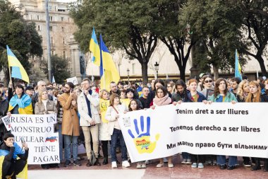 Ukrayna 'da 3 yıl süren savaşın onuruna Katalonya meydanlarında posterler ve bayraklarla Avrupa' da yapılan Ukrayna gösterileri. Barselona 'da Ukrayna mitingi 23.02.2025