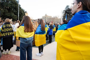 Ukrayna 'da 3 yıl süren savaşın onuruna Katalonya meydanlarında posterler ve bayraklarla Avrupa' da yapılan Ukrayna gösterileri. Barselona 'da Ukrayna mitingi 23.02.2025