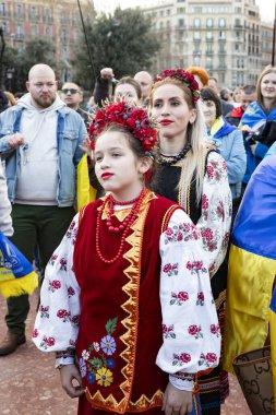 Ukrayna 'da 3 yıl süren savaşın onuruna Katalonya meydanlarında posterler ve bayraklarla Avrupa' da yapılan Ukrayna gösterileri. Barselona 'da Ukrayna mitingi 23.02.2025